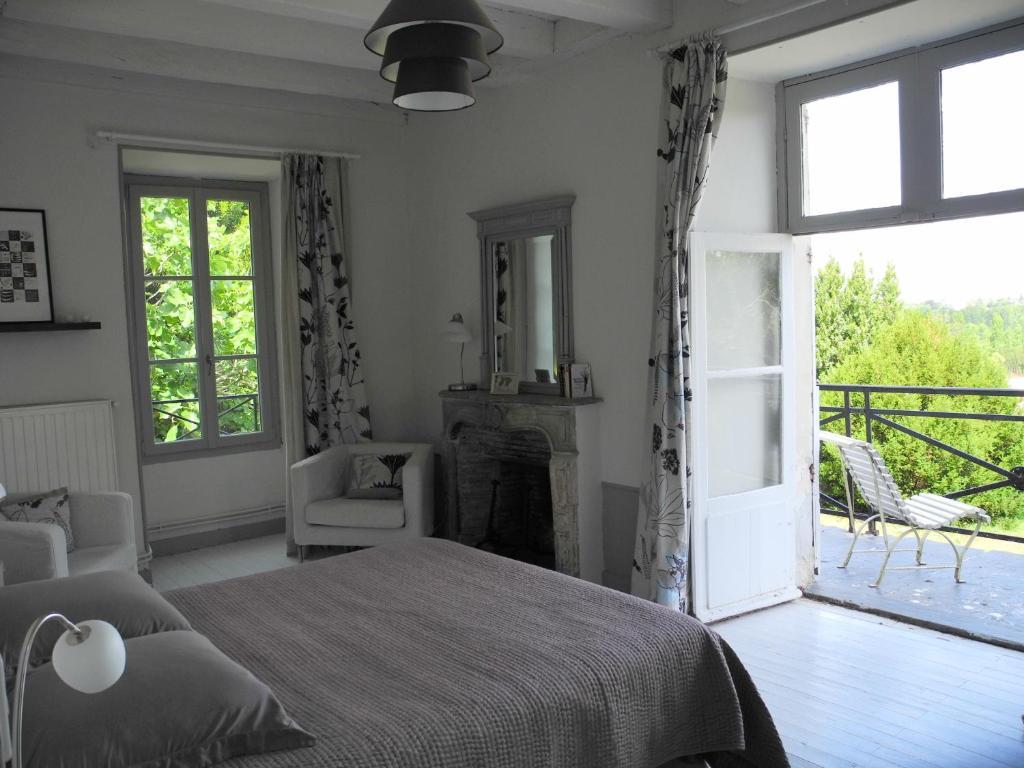 Le Prieure Bed & Breakfast Lezigne Exterior photo